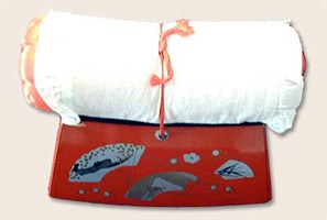 Японская подушка-валик «такамакура»